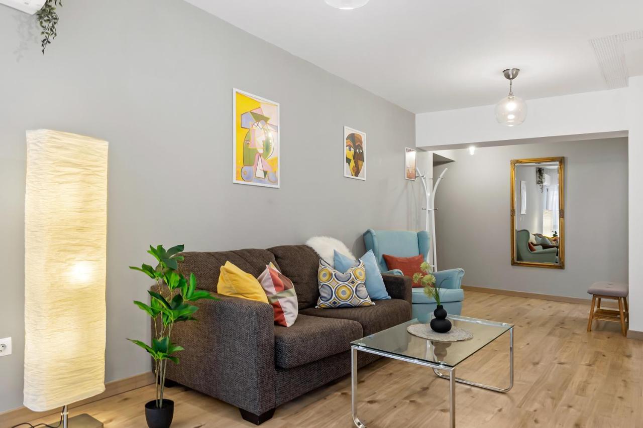 Living In Color - Modern Getaway Apartment